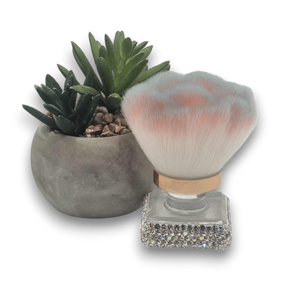 Pinceau à poussière en pétales de rose